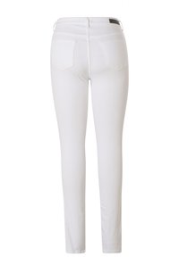 Witte jeans met een slim fit, met achterzakken en een zachte textuur. Het ontwerp omvat een tailleband met een klein logo-label.