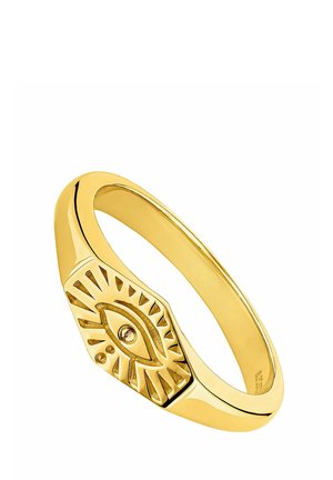 Anillo de oro con un símbolo de ojo grabado y líneas radiantes en la parte frontal, banda pulida y lisa, mostrado en ángulo sobre un fondo blanco.
