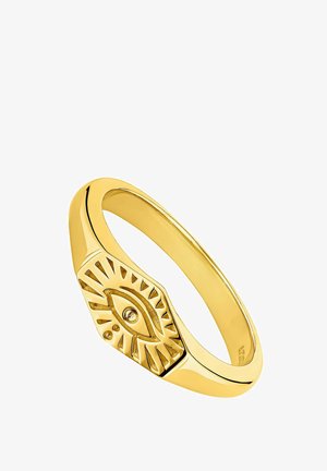 Anillo de oro con un símbolo de ojo grabado y líneas radiantes en la parte frontal, banda pulida y lisa, mostrado en ángulo sobre un fondo blanco.