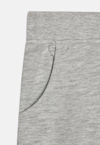 Grå bomulds sweatpants med ribbet talje og en sidelomme med en blød, tekstureret overflade.
