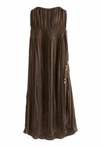 Robe maxi marron sans bretelles avec une texture plissée, une taille cintrée et un détail noué sur le côté orné de perles décoratives.