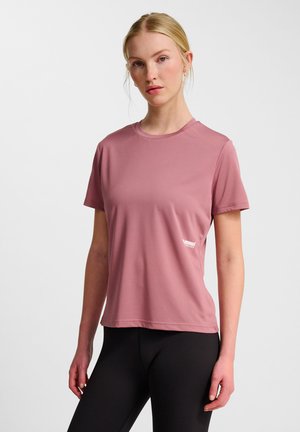 Lyserød kortærmet t-shirt lavet af letvægtsstof, med rund hals, diskret branding på venstre side og en afslappet pasform.