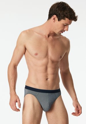 String gris rayé avec une ceinture marine, fabriqué en tissu doux, offrant une coupe ajustée et un branding discret sur la ceinture.