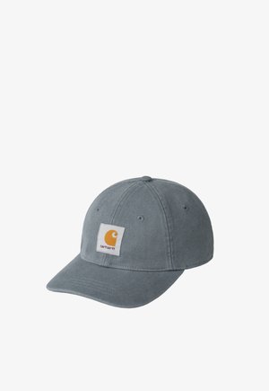 Gorra de béisbol gris de seis paneles con visera curva y un parche cuadrado blanco con el logo de Carhartt en la parte frontal.
