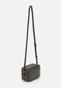 Borsa a tracolla in pelle nera, forma rettangolare, chiusura con zip, tracolla regolabile, caratterizzata da un delicato motivo a rilievo e dettagli in metallo dorato.