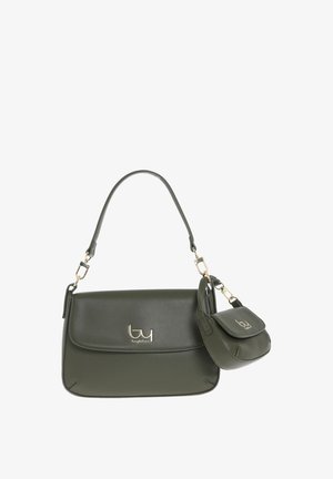 Borsa a mano in ecopelle verde oliva con logo color oro, dotata di una mini borsa rimovibile, forma arrotondata e tracolla regolabile.