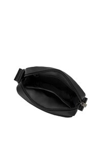 Pochette nera con zip realizzata in tessuto resistente. Presenta un unico scomparto con un interno liscio e strutturato e una tracolla laterale per il trasporto.