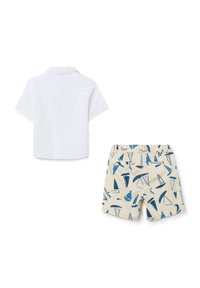 Witte T-shirt met korte mouwen en beige shorts met een blauw zeilbootpatroon. Lichtgewicht stof; casual ontwerp met elastische tailleband op de shorts.