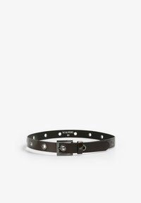 Schwarzer Lederbelt mit Metallbeschlägen, der über kreisförmige Ausschnitte, eine rechteckige Schnalle und ein geprägtes Branding verfügt. Schlankes und flaches Design.