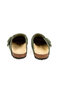Sabots en feutre vert avec une semelle en liège, dos ouvert, semelle intérieure beige et accents floraux décoratifs sur les côtés. Texture lisse tout au long.