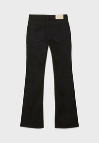 Jean en denim noir avec une jambe légèrement évasée, deux poches arrière, passants de ceinture et une étiquette de marque beige sur la ceinture.