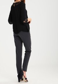 Cream Camicetta - black