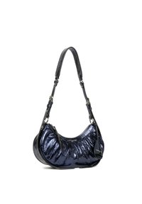Borsa a tracolla di colore blu navy metallico con forma arrotondata, texture plissettata e una sola tracolla. Presenta hardware argentato e un'etichetta con logo.