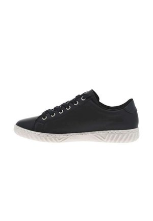 Baskets en cuir noir avec une finition lisse, dotées d'une semelle en caoutchouc blanche, d'un bout rond et de six paires d'œillets pour les lacets.
