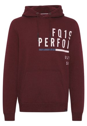 Sudadera burdeos hecha de tejido suave, con un bolsillo tipo canguro, capucha ajustable y diseño de texto impreso en blanco y azul.