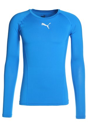 T-shirt de sport à manches longues bleu fabriqué en tissu synthétique lisse. Il présente un col rond et un logo blanc sur la poitrine.