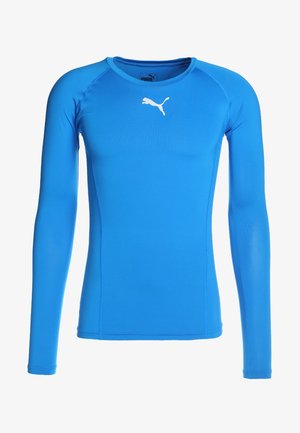 T-shirt de sport à manches longues bleu fabriqué en tissu synthétique lisse. Il présente un col rond et un logo blanc sur la poitrine.