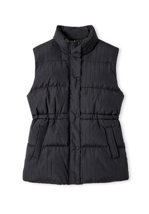 Zwarte gewatteerde mouwloze puffer vest met opstaande kraag, drukknoopsluiting, elastische taille en twee zijzakken met ritssluiting.