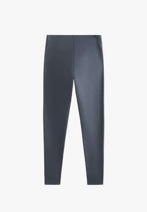 Szare legginsy wykonane z gładkiego, elastycznego materiału, o dopasowanym kroju i dwóch bocznych kieszeniach. Nogawki są lekko zwężane przy kostkach.