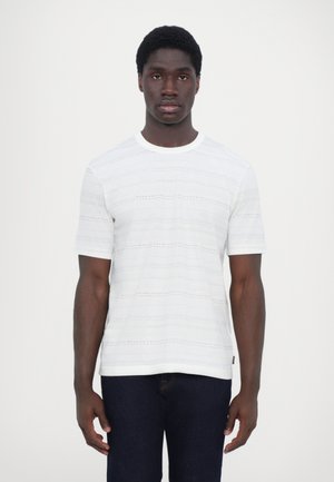 Hvid t-shirt med kortærmer, der har teksturerede vandrette striber i lyseblå og orange. Rund halsudskæring og standard pasform.