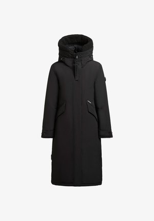 Manteau long noir avec une capuche en fourrure, poignets ajustables, poches latérales et fermeture à glissière à l'avant. Tissu lisse avec une finition mate.