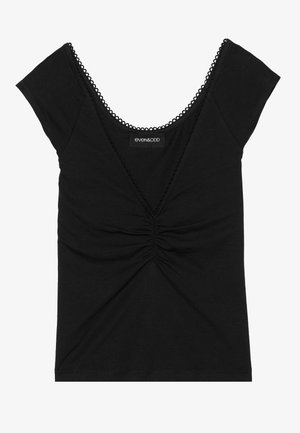 Haut noir à manches courtes en tissu doux, avec un décolleté en V plongeant et un détail froncé à l'avant. Finition en dentelle délicate autour du cou.