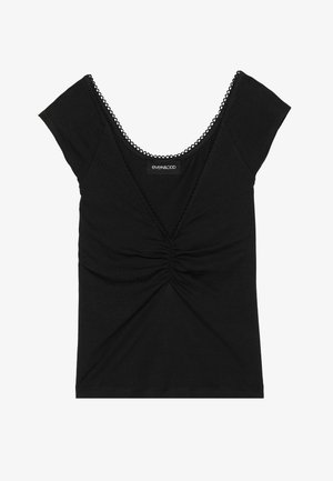 Sort kortærmet top lavet af blødt stof, med dyb V-hals og sammensyning foran. Intrikat blondekant omkring halsen.