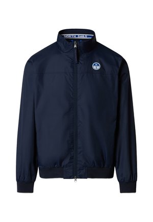 Chaqueta azul marino con cremallera, cuello alto, puños y dobladillo elásticos, con un parche del logotipo de North Sails en el lado izquierdo del pecho.
