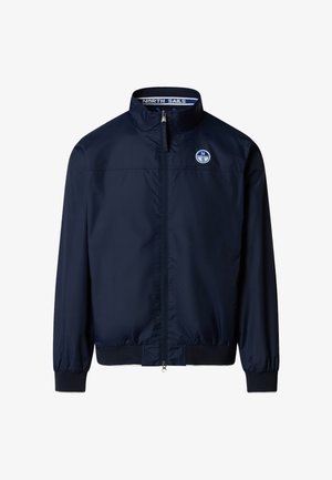 Chaqueta azul marino con cremallera, cuello alto, puños y dobladillo elásticos, con un parche del logotipo de North Sails en el lado izquierdo del pecho.