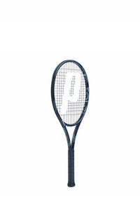 Raqueta de tenis negra con un agarre texturizado, cabeza ovalada y cuerdas negras. Presenta un logo blanco en la cama de cuerdas y acentos estampados en el marco.