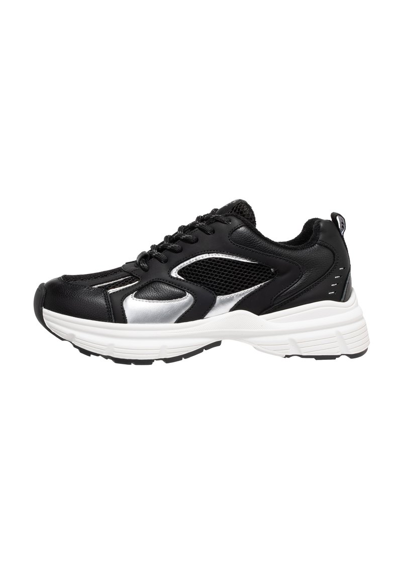 Chaussures de sport noires en cuir et en mesh, avec des accents argentés, un bout arrondi et une semelle blanche contrastante.