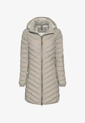 Hellgraue, lange Puffjacke mit Kapuze, mit einem Reißverschluss vorne, Chevron-Muster auf dem Körper und Lederakzenten in der Nähe der Taschen.