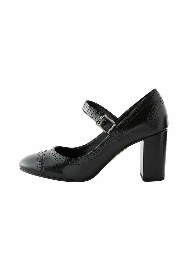 Zapato de tacón alto de cuero negro con punta redonda, correa con hebilla, detalles perforados y un grueso tacón cuadrado. Textura suave y acabado pulido.
