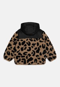 Puff-jakk musta nailonist kapuutsi ja ülemise osaga, tan värvi karvase kehaga, millel on mustad leopardilaigud ja elastsed mansetid.