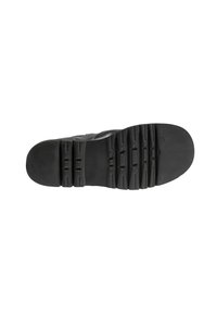 Semelle de chaussure noire avec des motifs de semelle profonds et des sections texturées au talon et aux orteils sur un fond blanc.
