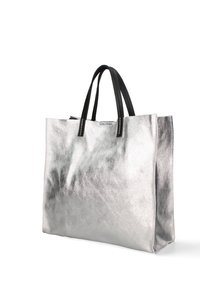 Borsa tote metallica argento con una texture liscia, manici neri rinforzati e design minimalista. Ampia apertura per un facile accesso.