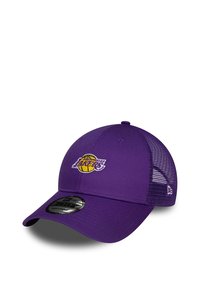 Cappellino da baseball viola con parte posteriore in rete, caratterizzato dal logo dei Los Angeles Lakers. Tessuto morbido con visiera curva; chiusura snapback regolabile.