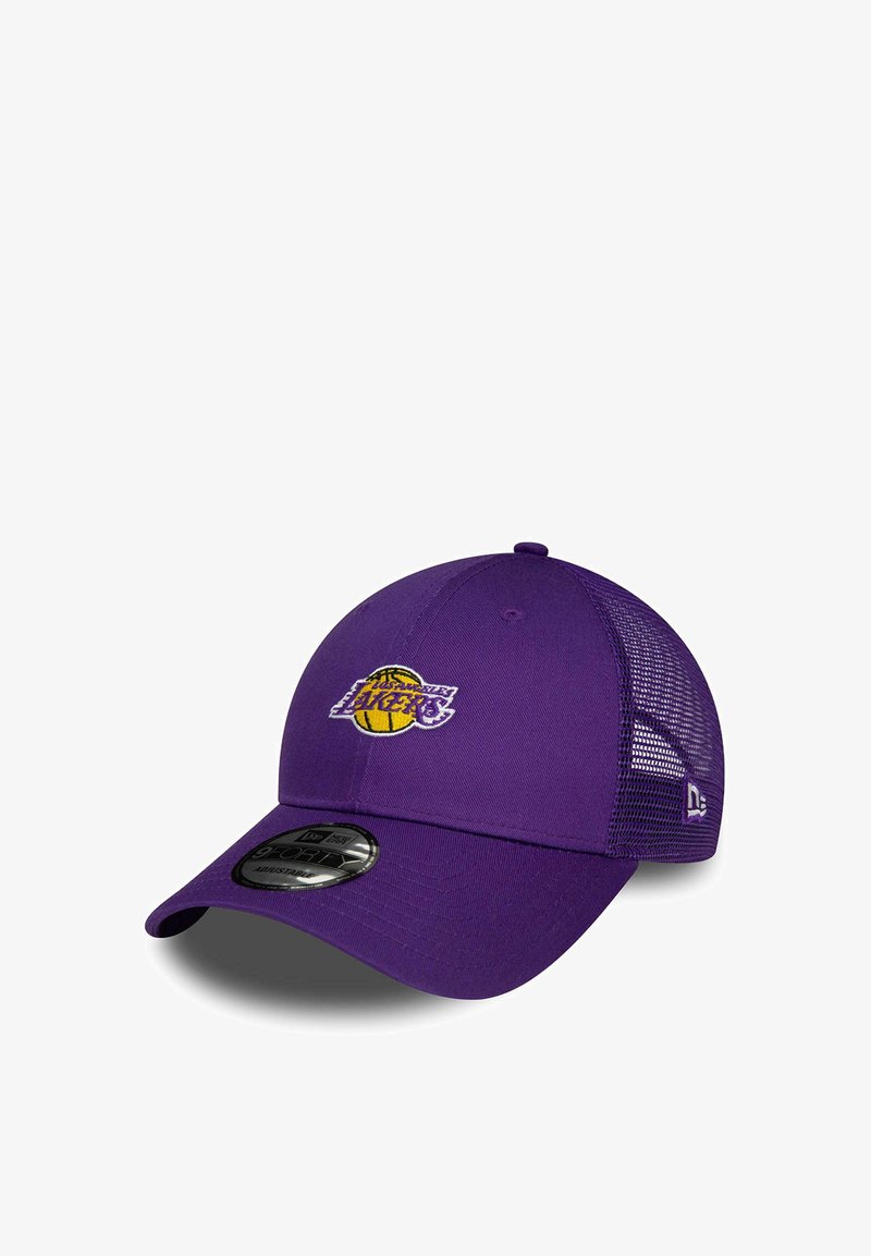 Cappellino da baseball viola con parte posteriore in rete, caratterizzato dal logo dei Los Angeles Lakers. Tessuto morbido con visiera curva; chiusura snapback regolabile.