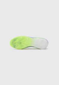 Suola di scarpa sportiva con tacchetti in bianco traslucido e dettagli in verde brillante; presenta un motivo di grip testurizzato e quattro tacchetti prominenti.
