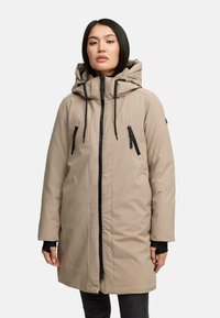 Beige polstret parka med hætte, der har en frontlynlås, to lynlåslommer og sorte accenter. Glat tekstur, knælangt design.