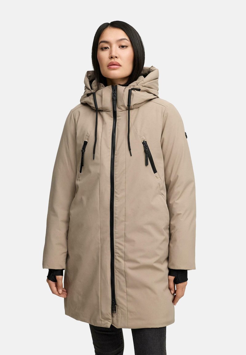 Beige polstret parka med hætte, der har en frontlynlås, to lynlåslommer og sorte accenter. Glat tekstur, knælangt design.