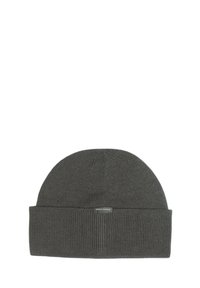 Beanie a maglia di un grigio scuro con risvolto a coste e parte superiore liscia. Presenta una piccola etichetta con logo sulla parte anteriore. Realizzato in morbido materiale elastico.