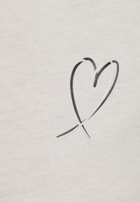 Weißer Stoff mit einem einfachen Herzumriss-Design in schwarzem und cremefarbenem Faden. Die Textur ist glatt und gleichmäßig, mit einer weichen Erscheinung.