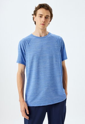 Camiseta azul de manga corta con rayas horizontales, escote redondo y mangas ranglán; fabricada en un tejido ligero y transpirable.