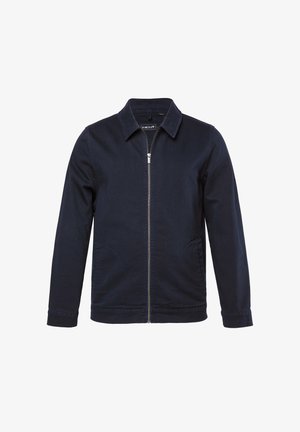 Mørkeblå herrejakke i afslappet stil med lynlås foran, spids krave, lange ærmer og sidelommer på hvid baggrund.