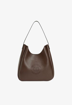 Borsa hobo in pelle marrone con silhouette arrotondata, una unica tracolla e dettaglio circolare perforato sulla parte anteriore. Texture liscia.