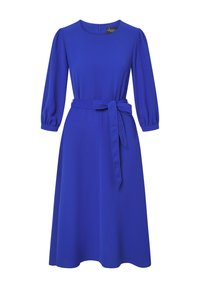 Modrá šaty s okrúhlym výstrihom, trojštvrťovými puffovými rukávmi, zodpovedajúcim opaskom v oblasti pása a rozšírenou sukňou, ktorá končí pod kolenami.