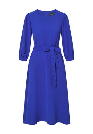 Un vestito blu con scollo rotondo, maniche a palloncino a tre quarti, una cintura coordinata in vita e una gonna svasata che termina sotto le ginocchia.