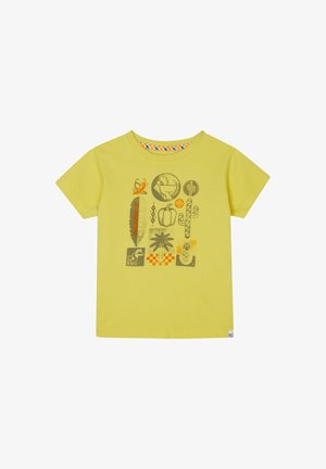 Żółta bawełniana koszulka z krótkim rękawem, na której znajdują się różne nadruki graficzne, w tym warzywa i ptak, z kolorowym paskiem przy dekolcie.