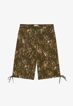 Pantaloni scurți cu model camuflaj în nuanțe de verde și maro, realizați dintr-un material ușor, având buzunare laterale și șnururi ajustabile la tiv.